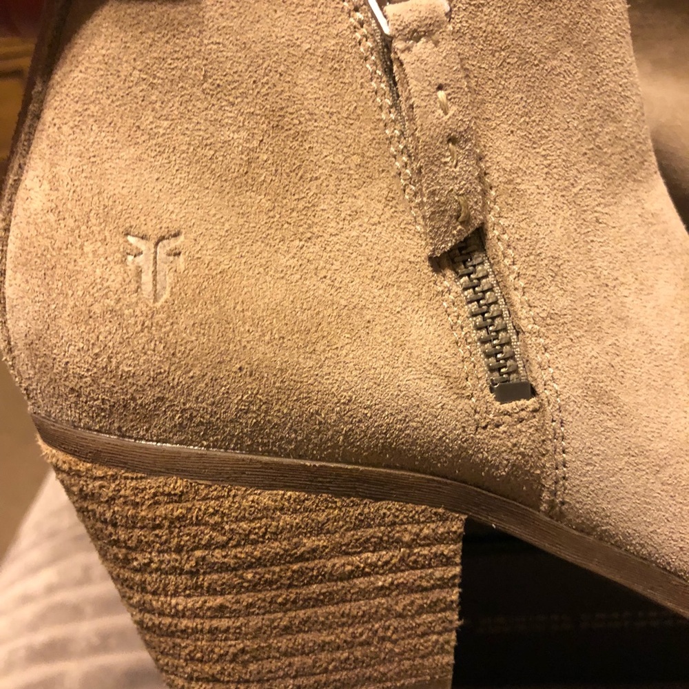 🔥 🔥 Beautiful Frye booties 🔥 🔥 - Picture 3 of 8